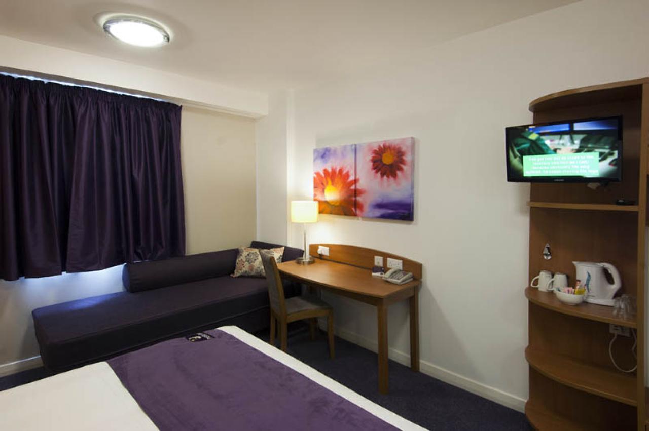 Premier Inn London Ilford Buitenkant foto